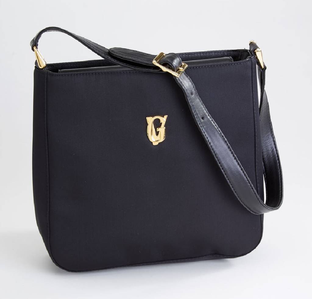 VERSACE Tasche, schwarzes Nylon, Trage- riemen schwarzes Leder, Monturen Metall verg.,Monogramm GV Metall verg., innen schwarzes Leder, ca. 22 x 22 ...