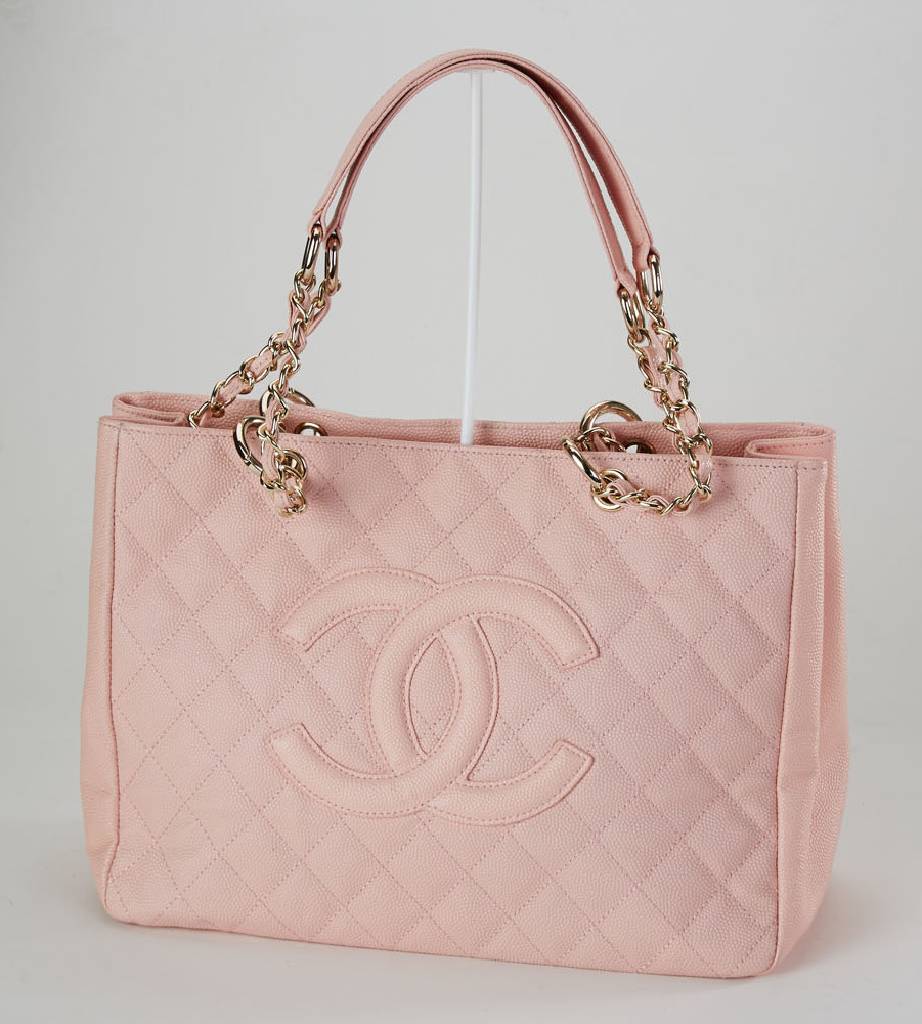 CHANEL Coco Bag, rosafarb. Kaviarleder, CC Emblem, Monturen Metall verg., Rückseite mit Einsteckfach, 2 Tragehenkel, innen champagnerfarb. Stoff ...