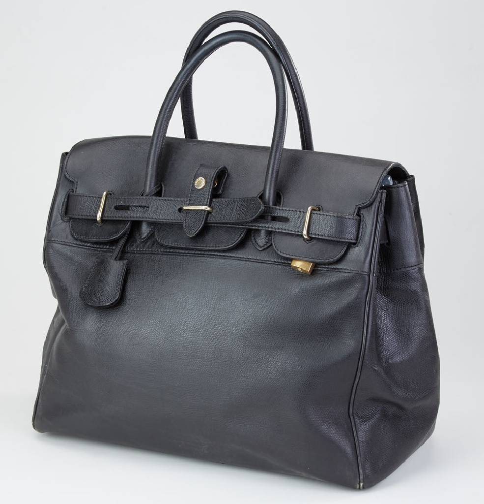 ESCADA Handtasche, schwarzes strukturiertes Nappa-Leder, Riemenverschluß, 2 Tragegriffe, z.T. stärkere Gebr.-Sp., bordeauxfarb. Innenleder sign. ...