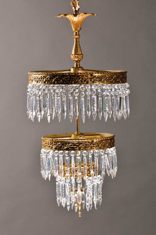 Deckenlüster, Spanien, um 1920-30, umseitig feine Ornamentik am dreistufigen Messingaufbau mit umlaufenden Prismenbehang, 3 Brennstellen, komplett ...