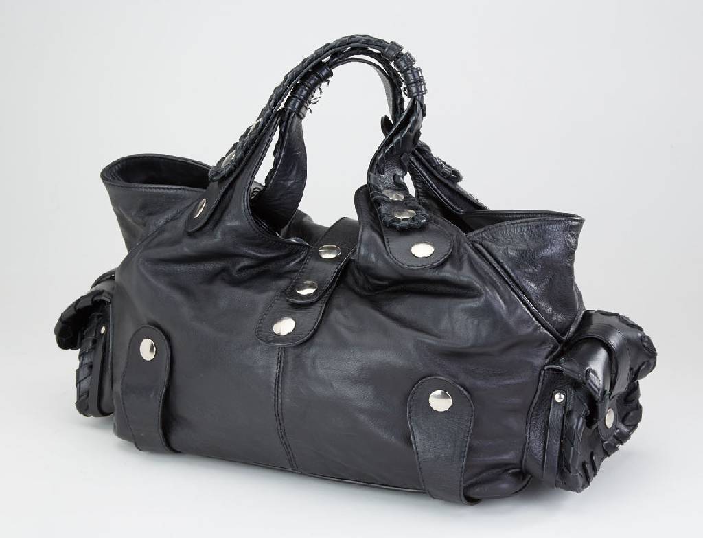 CHLOE-Handtasche, schwarzes Rindsleder, 2 Tragehenkel, Nietenbesatz, großes Innenfach mit seitl. Einschubtasche mit Reißverschluß, 2 aufgel. ...