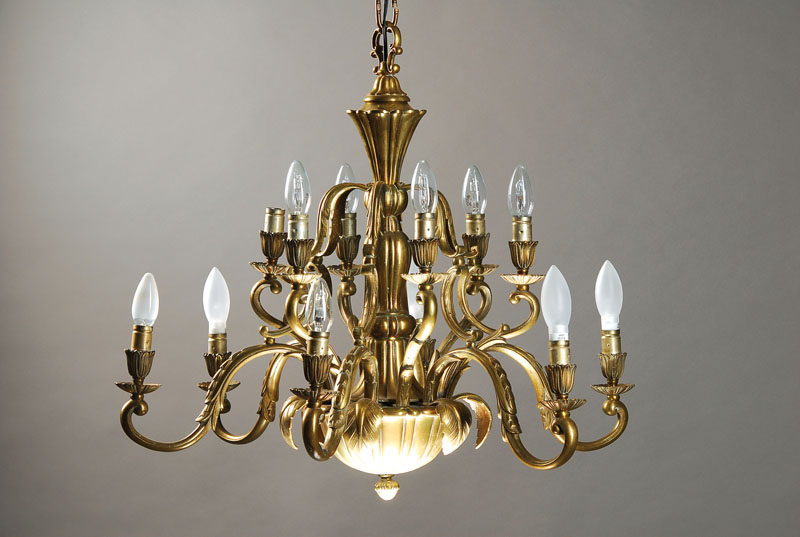 Deckenlampe, deutsch, um 1925, Art-Deco, schwerer Messingguß, 12 Brennstellen, Elektr. nicht geprüft, H. ca. 60cm, D. ca. 75cm