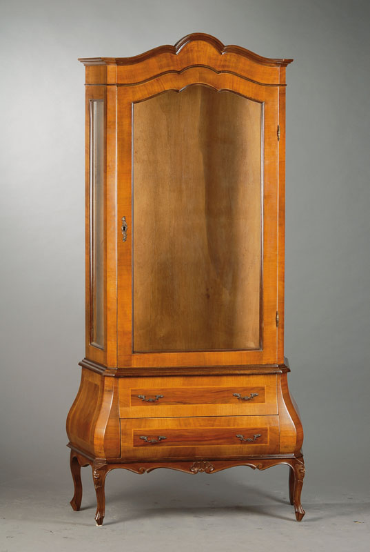 Kleine Aufsatzvitrine, Giebel 3-fach geschweift u. getreppt, 3-seitig verglast, bombiertes Unterteil mit 2 Schüben, beschnitzte Zarge, guter ...
