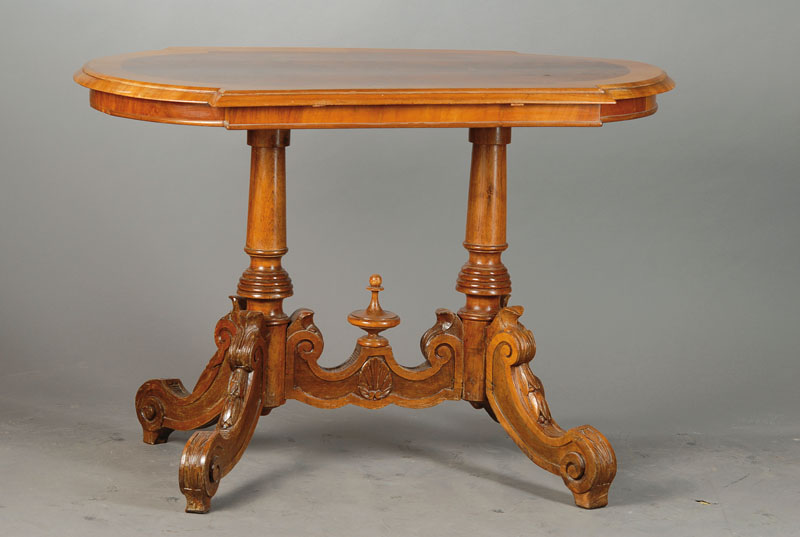 Tisch mit Glasplatte, Platte 4-fach verkröpft, Wurzelnussfurnier doppelt gespiegelt verlegt, Gestell Nussbaum massiv, 2konische Balustersäulen mit ...