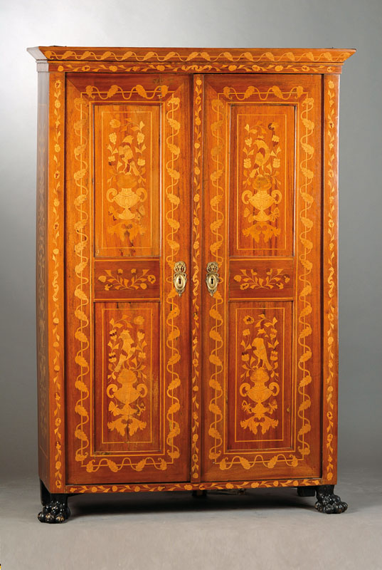 Intarsienschrank, wohl Holland um 1830, Nussbaum massiv z.T. furniert, reduzierte Form, ausladender Giebel mit horizontalem Rundstabprofil, 2-türig ...