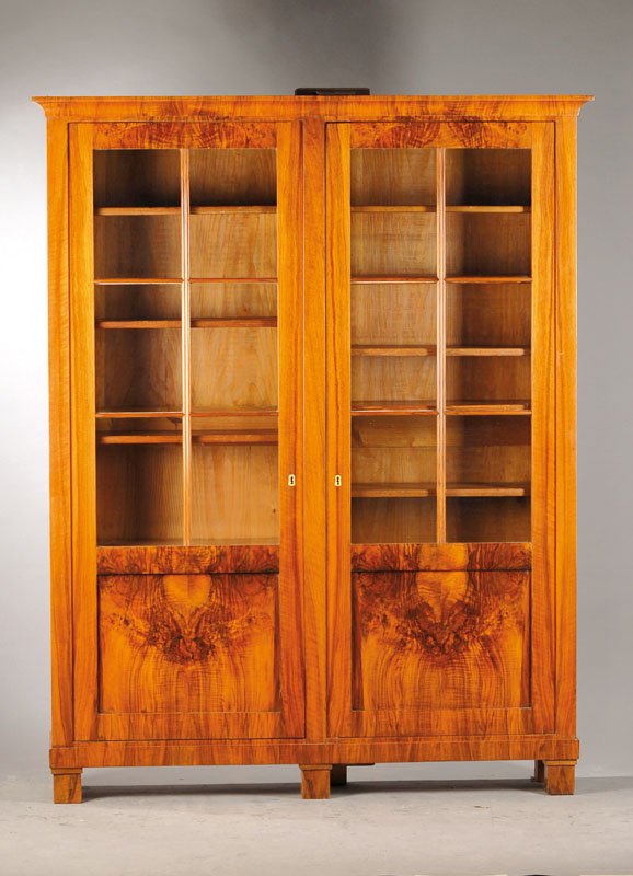Vitrine, deutsch um 1870, im Biedermeierstil, Nussbaumfurnier, Wurzelnussfurnier doppelt gespiegelt verlegt, spaltbar, unter Verwendungalter Hölzer, ...