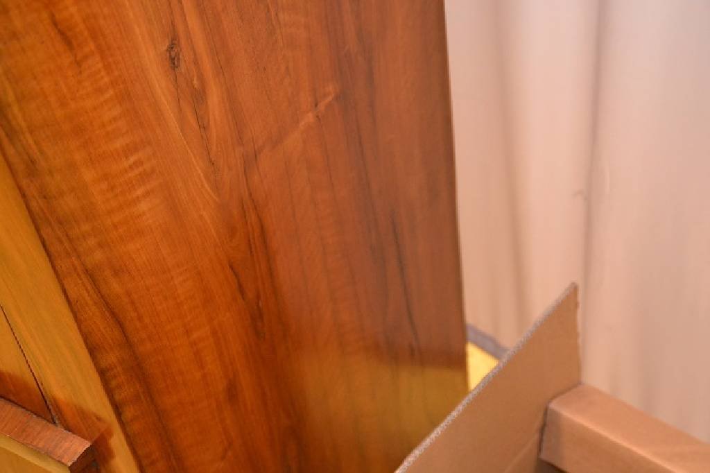 Detail c: Standsekretär, wohl Mainz/Rheinland 1.H. 19.Jh., Nussbaumfurnier bzw. Wurzelnussfurnier doppelt gespiegelt verlegt, Kopf mit Kantprofil, abfallender ...