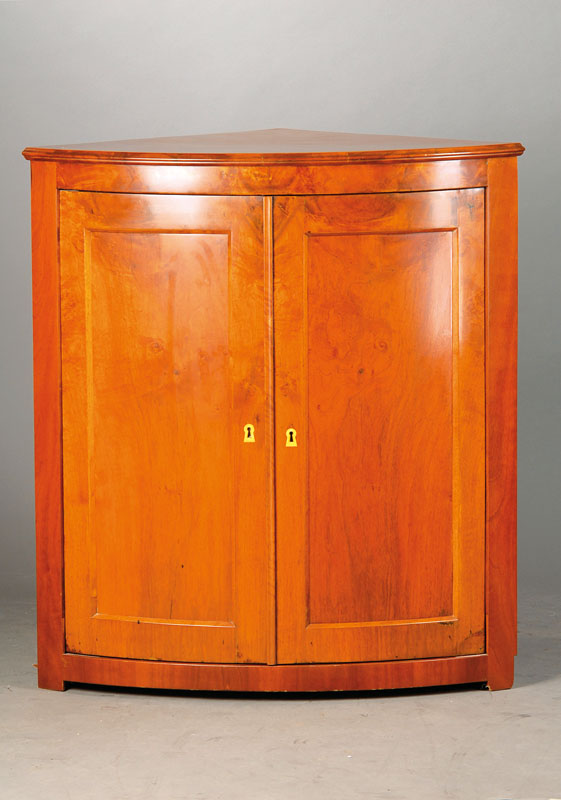 Eckschränkchen, 1.H. 19.Jh., Birken furniertz.T. massiv, Korpus Weichholz, 2-türig je kassettiert, Innen 2 Einlegeböden, schönes Furnierbild, ...