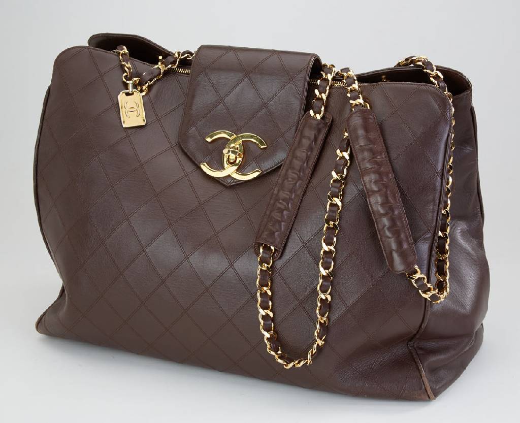 CHANEL Tasche im Aktenformat, schokobraunes Leder, typ. Steppdesign, 2 Tragehenkel mit Kettenapplikation, Beschläge verg., Schließe mit CC-Emblem, ...