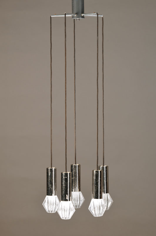 Designerlampe, Italien 70er Jahre, im Stil von Venini, Blech verchromt, Glaseinsätze, Funktion nicht geprüft, 5 Brennstellen, H. ca. 107 cm