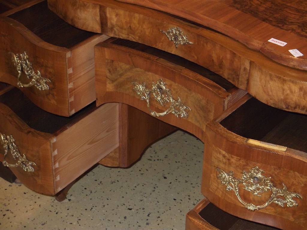 Detail a: Damenschreibtisch/-sekretär, Dresdner Barock- Stil um 1880/90, Nussbaumfurnier/Wurzelnussfurnier doppelt gespiegelt verlegt, 6-schübig, oberer ...