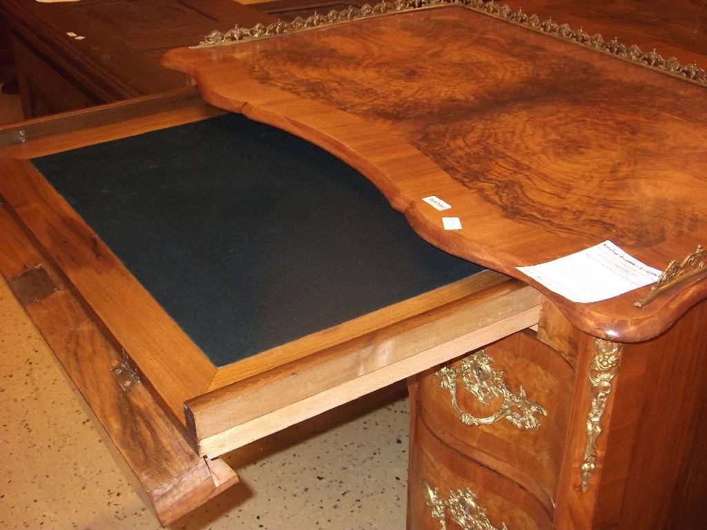 Detail b: Damenschreibtisch/-sekretär, Dresdner Barock- Stil um 1880/90, Nussbaumfurnier/Wurzelnussfurnier doppelt gespiegelt verlegt, 6-schübig, oberer ...