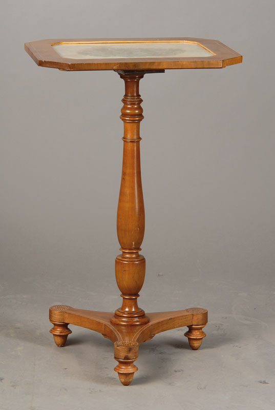 Beistelltischchen, Österreich um 1840, Mahagnonifurnier, dreifüßige Sockelplatte mit Ahornintarsien, Balustersäule, Platte mit abgeplatteten ...
