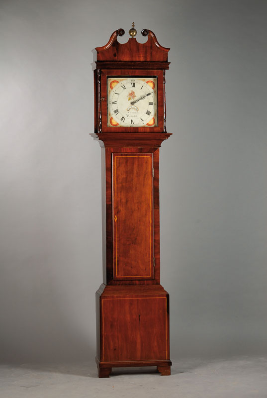 Standuhr, England, um 1820, Holzgehäuse mit Fadenintarsien, floral bemaltes Zifferblatt, mass. Messingplatinenwerk, mess. Hakengang, Antrieb über ...