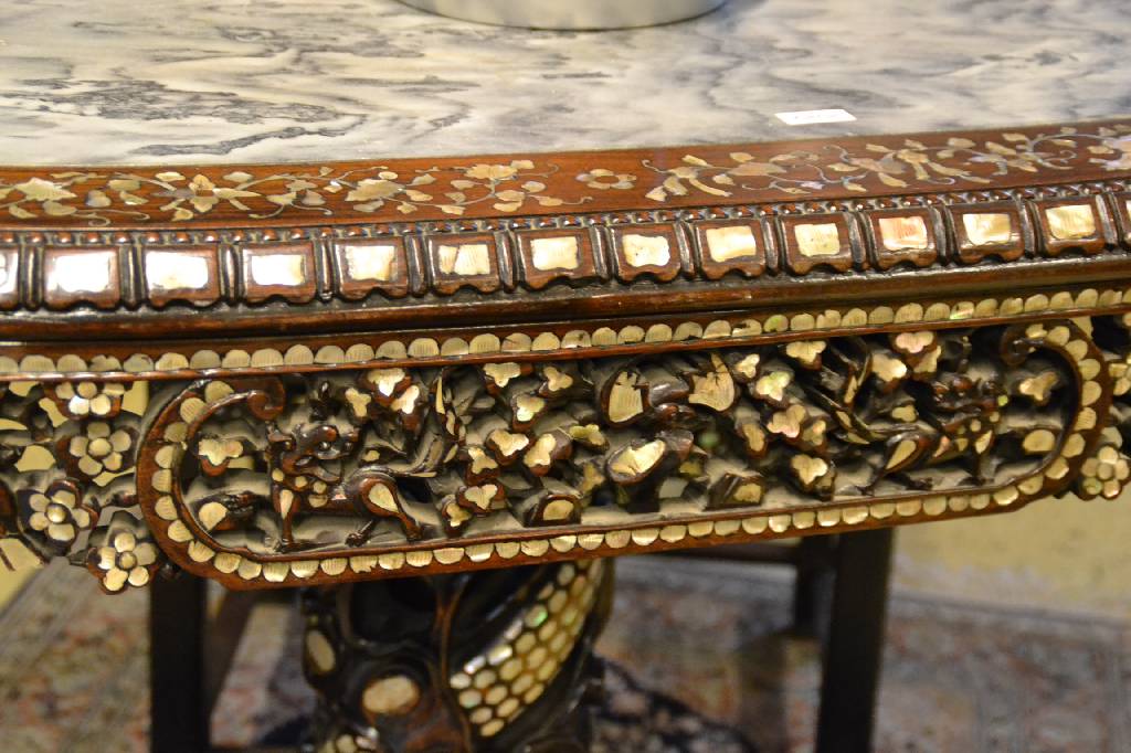 Detail a: Tisch, Asien um 1900-1920, Palisander massivmit eingelegter Mamorplatte und Perlmutintarsien, Zarge in reicher Durchbrucharbeit, Balustersäule reich ...