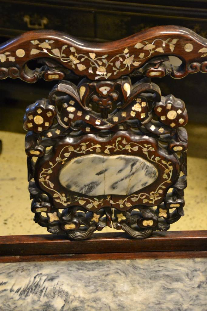 Detail a: Armlehnsessel, Asien um 1910, Palisander massiv mit eingelegter Mamorplatte und Perlmutintarsien, Gebr.-Sp., H. ca. 102 cm, Sh. ca. 53 cm