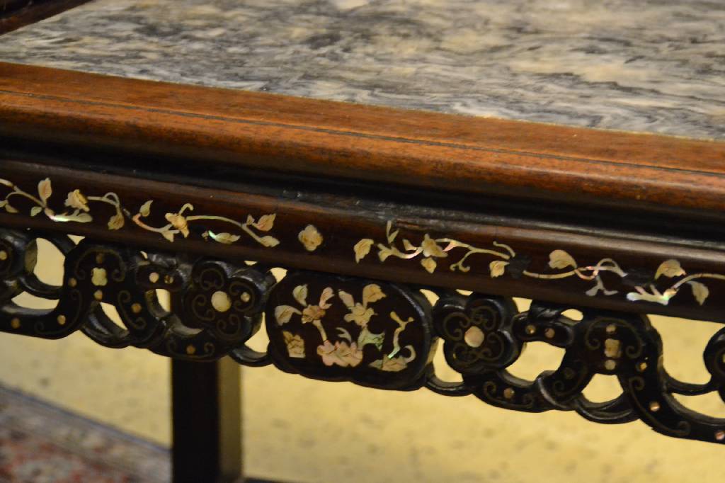 Detail b: Armlehnsessel, Asien um 1910, Palisander massiv mit eingelegter Mamorplatte und Perlmutintarsien, Gebr.-Sp., H. ca. 102 cm, Sh. ca. 53 cm