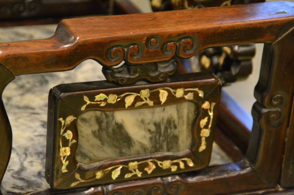 Detail c: Armlehnsessel, Asien um 1910, Palisander massiv mit eingelegter Mamorplatte und Perlmutintarsien, Gebr.-Sp., H. ca. 102 cm, Sh. ca. 53 cm