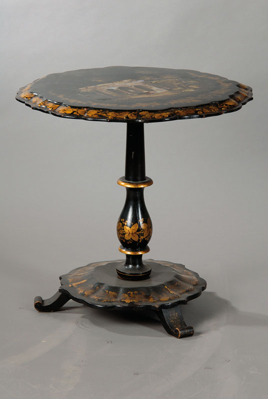 Lacktisch, England um 1900, Holz schwarz gelackt, umlaufend florale Goldstaffage, Platte und Unterplatte vielfach geschweift, mit orientalischem ...