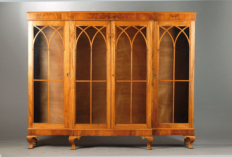 Büchervitrine, England um 1920, im gotischenBiedermeierstil, Nussbaum massiv z.T. auf Weichholzrahmen gespiegelt furniert, 4-türig, Mittelteil ...