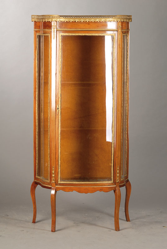 Vitrine, Frankreich um 1910, Nussbaum massiv, klassizistischer u. Louis-quinze Einfluss, Kopf mit Messinggitter u. - baldachin, eingelassene ...