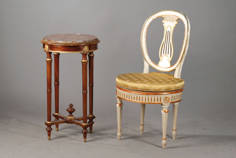 Beistelltisch mit Stuhl, Frankreich um 1870/1900, nach klassizistischem Vorbild, eingelassene Mamorplatte, Messingappliken konische elegante Beine ...