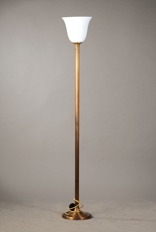 Stehlampe, nach Vorbild der Mazda-Lampen, 1920er, Messingfuß mit ausladendem Glasschirm, sehr dekorativ, guter Zustand, Funktionsfähig,H. ca. 173 cm