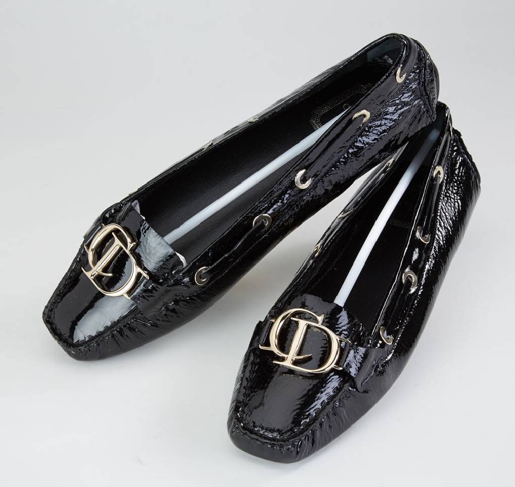 Paar DIOR Ballerinas Gr.42, schwarzes Knautschlackleder, CD-Applike und seitl. Ösen vergoldet, orig. Dustbag und Kartonage, ungetragen