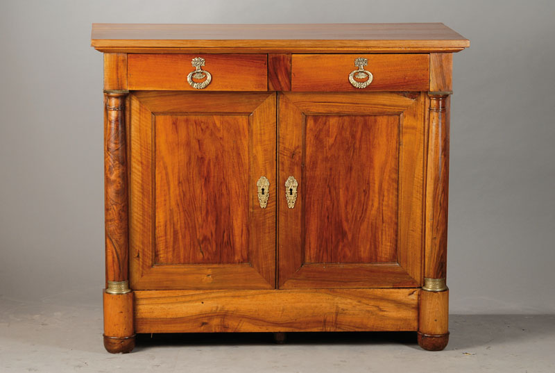 Halbschrank, Frankreich um 1830/40, Nussbaum furniert, wohl im 1900 umgebaut, 2-schübig mit 2 Türen, seitl. Halbsäulen u. Kassetten mit ...