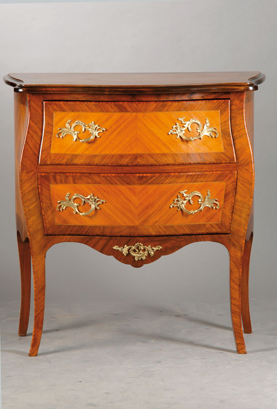 bauchige Kommode, Frankreich um 1900-10, Korpus Eiche, Palisanderfurnier, gespiegelt bzw. doppelt gespiegelt verlegt, Bronzebeschläge, allseitig ...