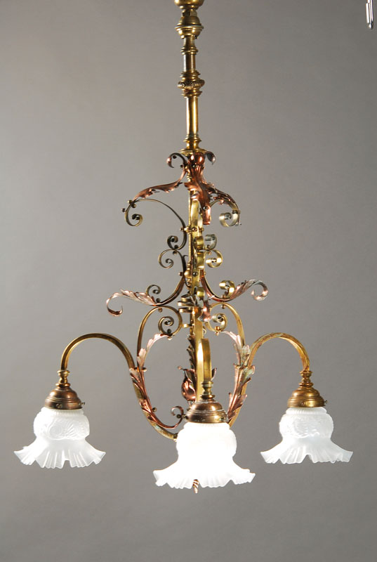 Deckenlampe, Frankreich, 1900/10, drei Brennstellen, Messing und Kupfer, Blätterdekor, mattierte Formglasschirme, H. ca. 87 cmB. ca. 55 cm, ...