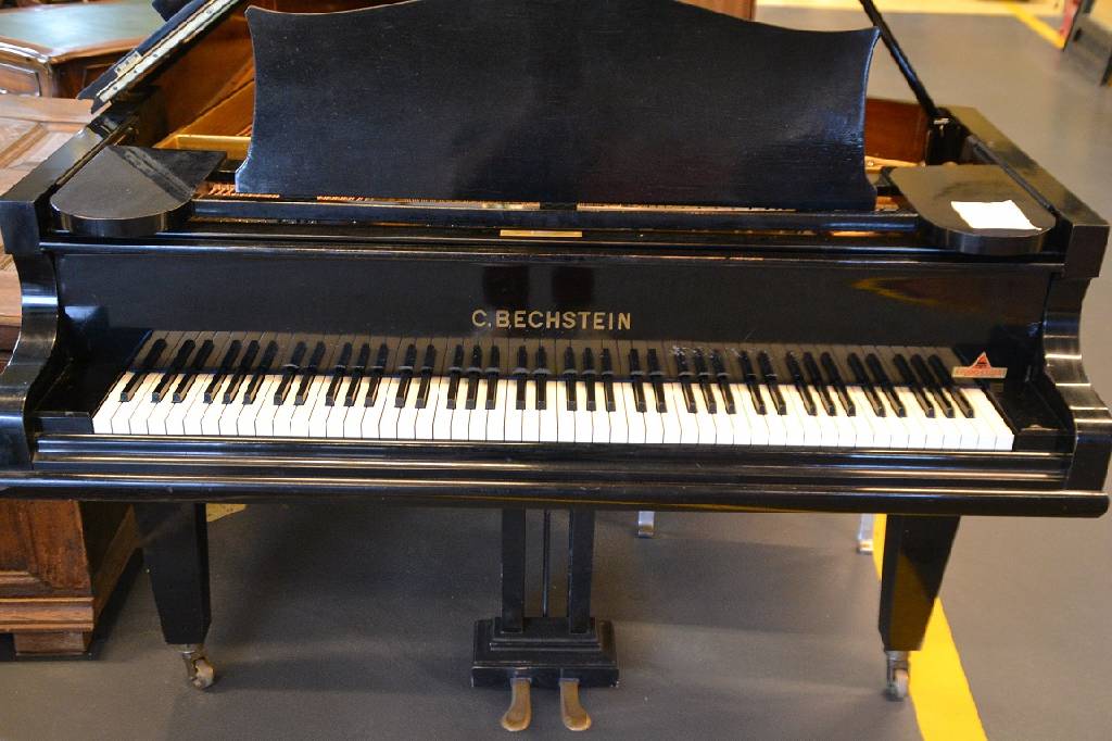 Detail a: Flügel, C.Bechstein, um 1900-1920, Holz schwarz gelackt, konische Beine auf Rollen, Nr. 234850, wenige Tasten defekt, partielle Überholung empf., ...