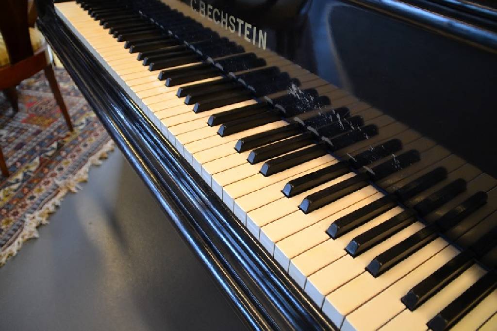 Detail b: Flügel, C.Bechstein, um 1900-1920, Holz schwarz gelackt, konische Beine auf Rollen, Nr. 234850, wenige Tasten defekt, partielle Überholung empf., ...