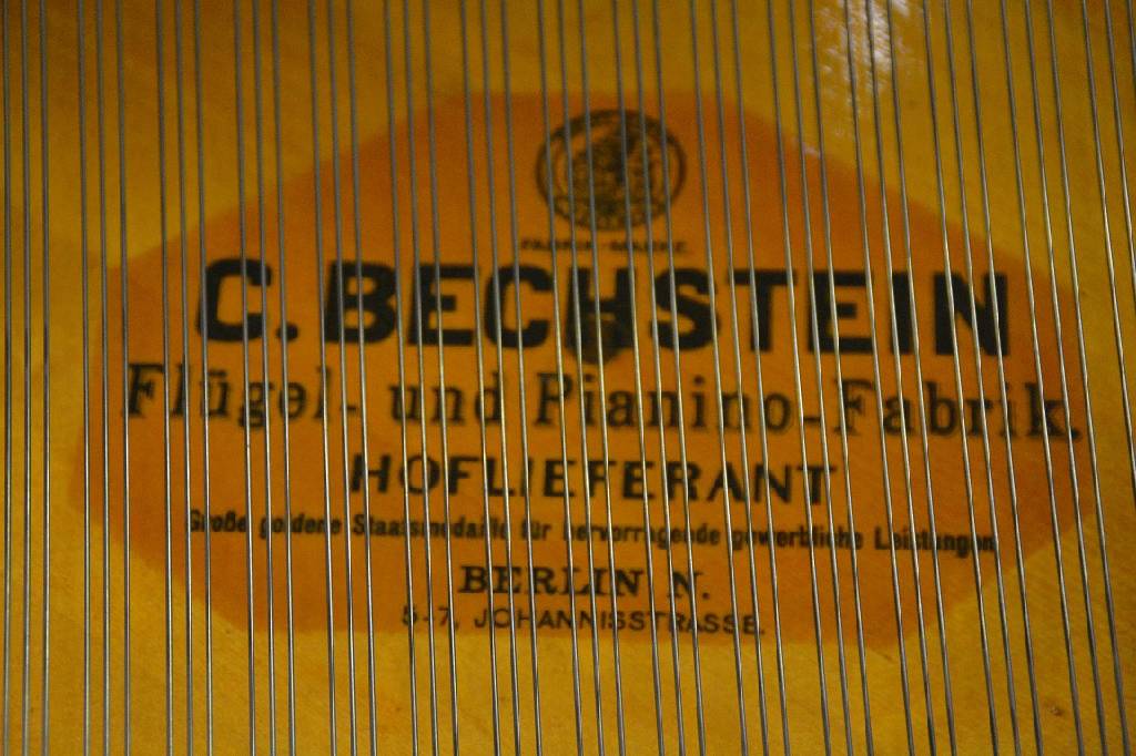 Detail c: Flügel, C.Bechstein, um 1900-1920, Holz schwarz gelackt, konische Beine auf Rollen, Nr. 234850, wenige Tasten defekt, partielle Überholung empf., ...