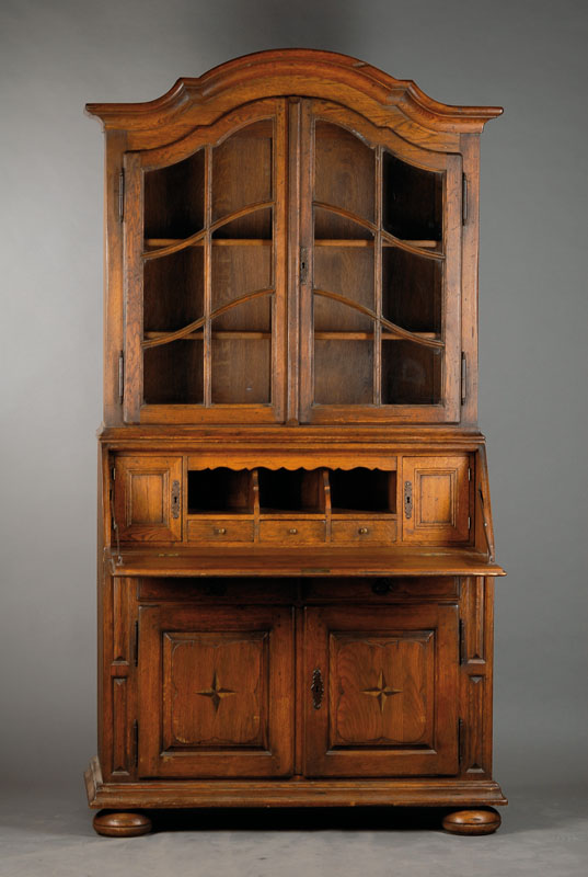 Aufsatzsekretär, deutsch um 1900, Eiche massiv, Giebel geschweift u. doppelt gekröpft,Vitrinenaufsatz 2-türig mit alter Verglasung, 2 ...
