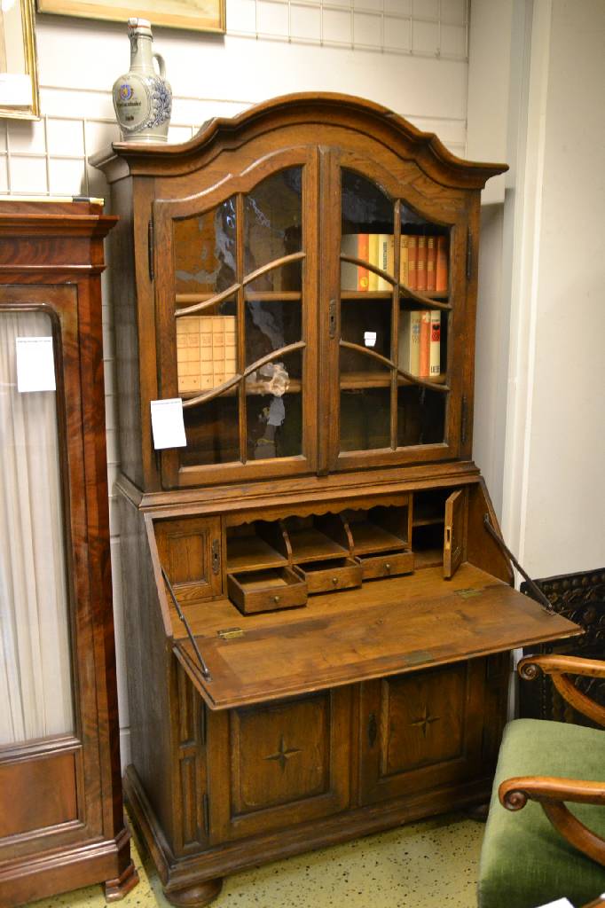 Detail b: Aufsatzsekretär, deutsch um 1900, Eiche massiv, Giebel geschweift u. doppelt gekröpft,Vitrinenaufsatz 2-türig mit alter Verglasung, 2 ...