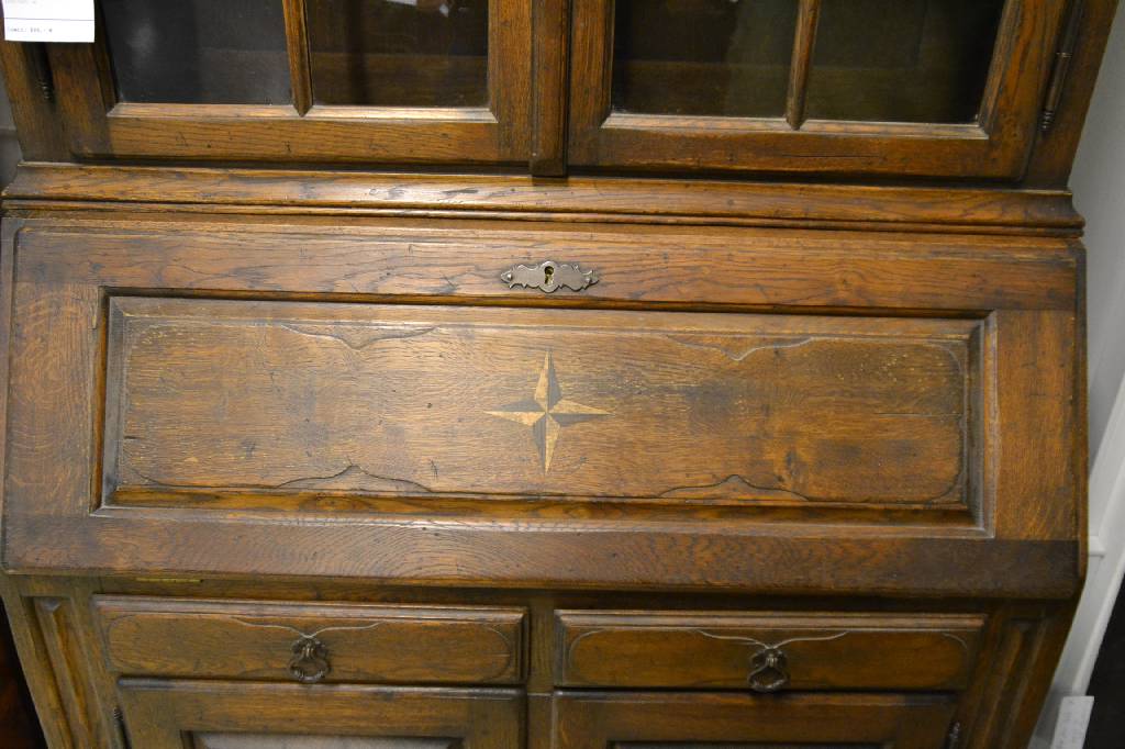 Detail c: Aufsatzsekretär, deutsch um 1900, Eiche massiv, Giebel geschweift u. doppelt gekröpft,Vitrinenaufsatz 2-türig mit alter Verglasung, 2 ...