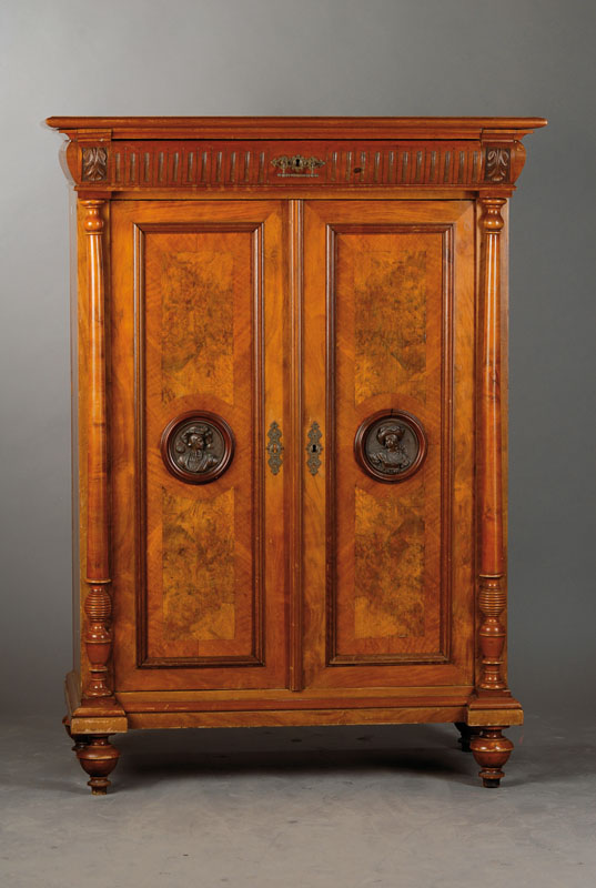 Vertiko, deutsch um 1880/90, Korpus Weichholz, Nussbaum- bzw. Wurzelnussfurnier gespiegelt verlegt, oberer Schub vertikal kanneliert mit seitl. ...