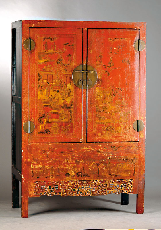 Vielzweckschrank, China, um 1900, Weichholz, auf Rahmen gearbeitet, Arbeitsteile schwarz gelackt, Front rot gelackt, mit reiner Glückssymbolik, ...