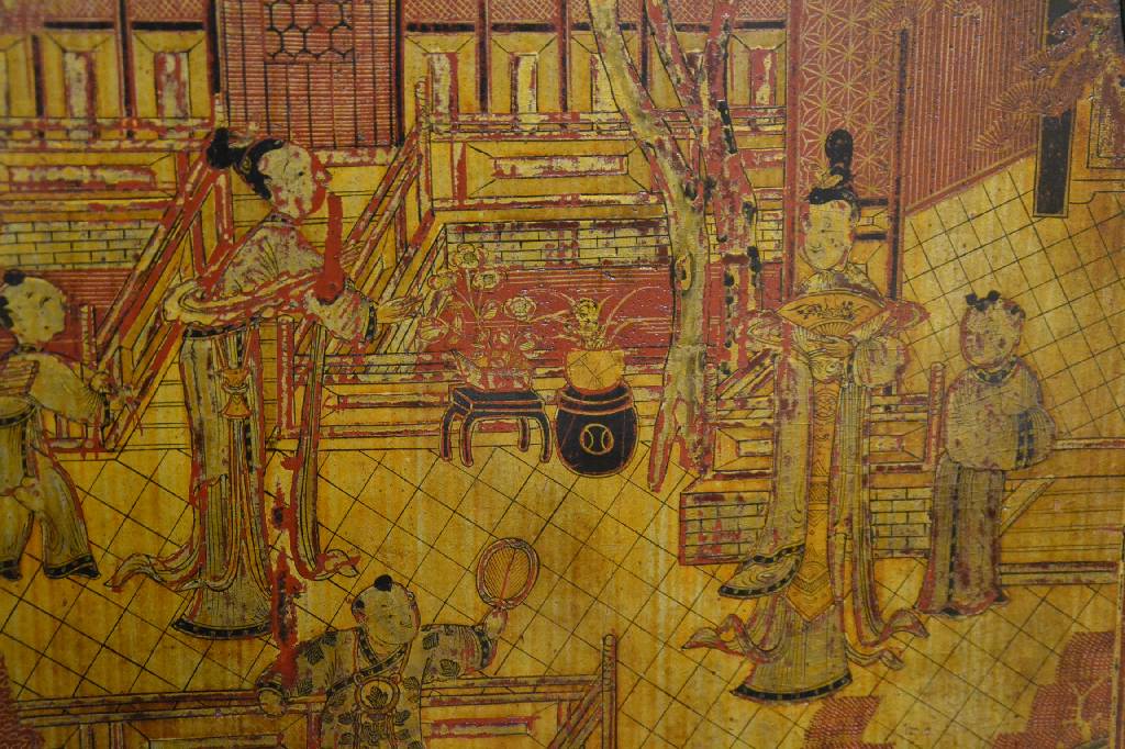 Detail a: Vielzweckschrank, China, um 1900, Weichholz, auf Rahmen gearbeitet, Arbeitsteile schwarz gelackt, Front rot gelackt, mit reiner Glückssymbolik, ...