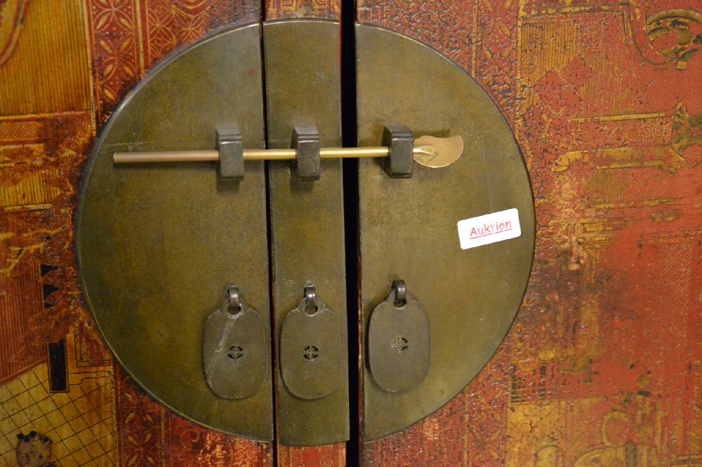 Detail b: Vielzweckschrank, China, um 1900, Weichholz, auf Rahmen gearbeitet, Arbeitsteile schwarz gelackt, Front rot gelackt, mit reiner Glückssymbolik, ...