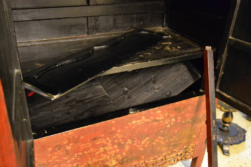 Detail d: Vielzweckschrank, China, um 1900, Weichholz, auf Rahmen gearbeitet, Arbeitsteile schwarz gelackt, Front rot gelackt, mit reiner Glückssymbolik, ...
