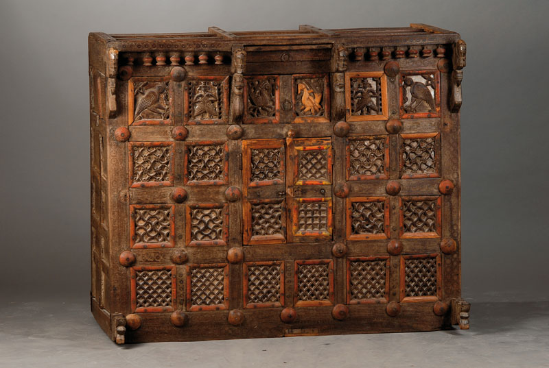 Truhe, Nordindien, um 1900, Teak massiv, komplett auf Rahmen gearbeitet, feine Kassettenschnitzerei, zweitürig, mit angedeuteter Innenfächerung ...