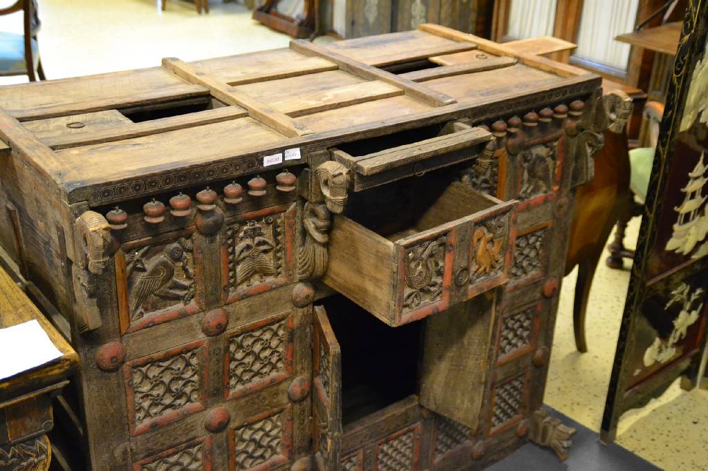 Detail a: Truhe, Nordindien, um 1900, Teak massiv, komplett auf Rahmen gearbeitet, feine Kassettenschnitzerei, zweitürig, mit angedeuteter Innenfächerung ...