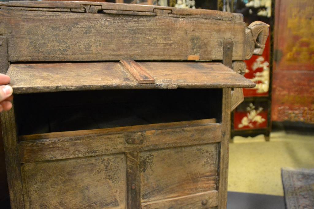 Detail b: Truhe, Nordindien, um 1900, Teak massiv, komplett auf Rahmen gearbeitet, feine Kassettenschnitzerei, zweitürig, mit angedeuteter Innenfächerung ...