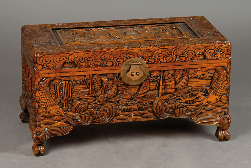 kleine Truhe, China, 70er Jahre, Weichholz, allseitig geschnitzt u. kassettiert, umlaufende Schiffsdarstellung mit Glückssymbolik, ca. 38x69x36cm