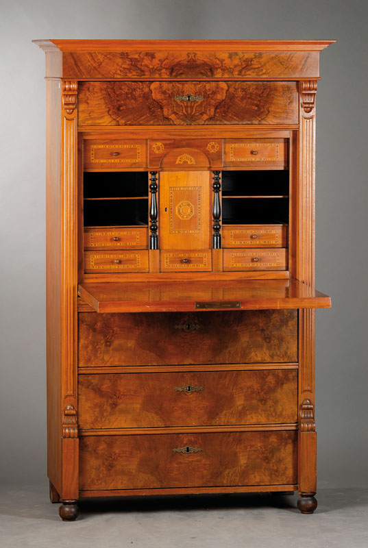 Sekretär, deutsch um 1880/90, Korpus Weichholz, Nussbaum- bzw. Wurzelnussfurnier gespiegelt verlegt, Kopf vielfach getreppt, seitl. aufgesetzte ...