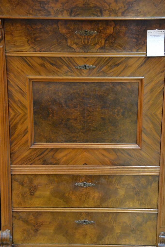 Detail a: Sekretär, deutsch um 1880/90, Korpus Weichholz, Nussbaum- bzw. Wurzelnussfurnier gespiegelt verlegt, Kopf vielfach getreppt, seitl. aufgesetzte ...