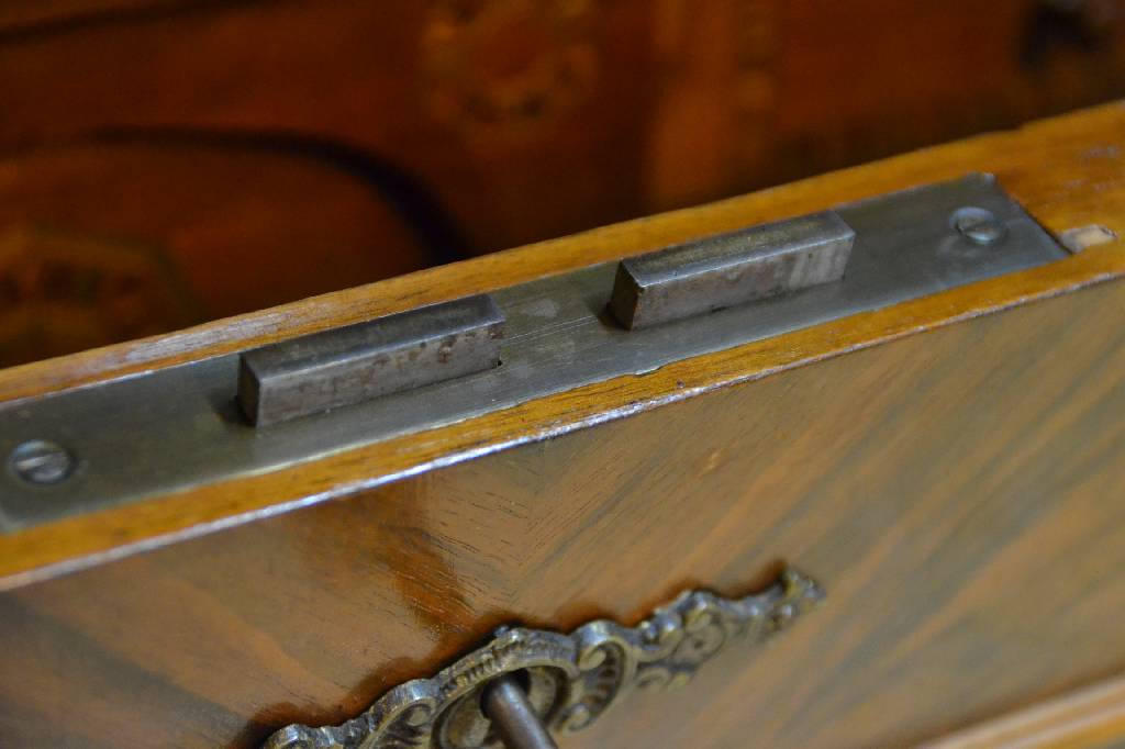 Detail c: Sekretär, deutsch um 1880/90, Korpus Weichholz, Nussbaum- bzw. Wurzelnussfurnier gespiegelt verlegt, Kopf vielfach getreppt, seitl. aufgesetzte ...