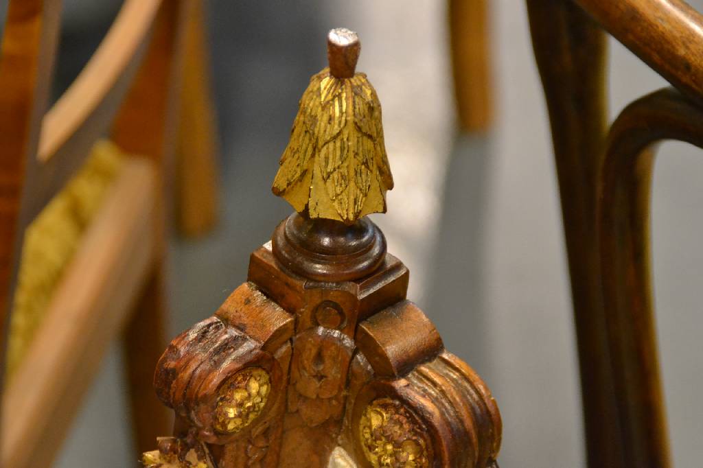 Detail c: DOPPELT 05-4025, ist zurückgeliefert, tho Edle Salongruppe, Frankreich um 1880, bestehend aus einem Canapé, 2 Bergèren, 2 Stühlen und einem ...